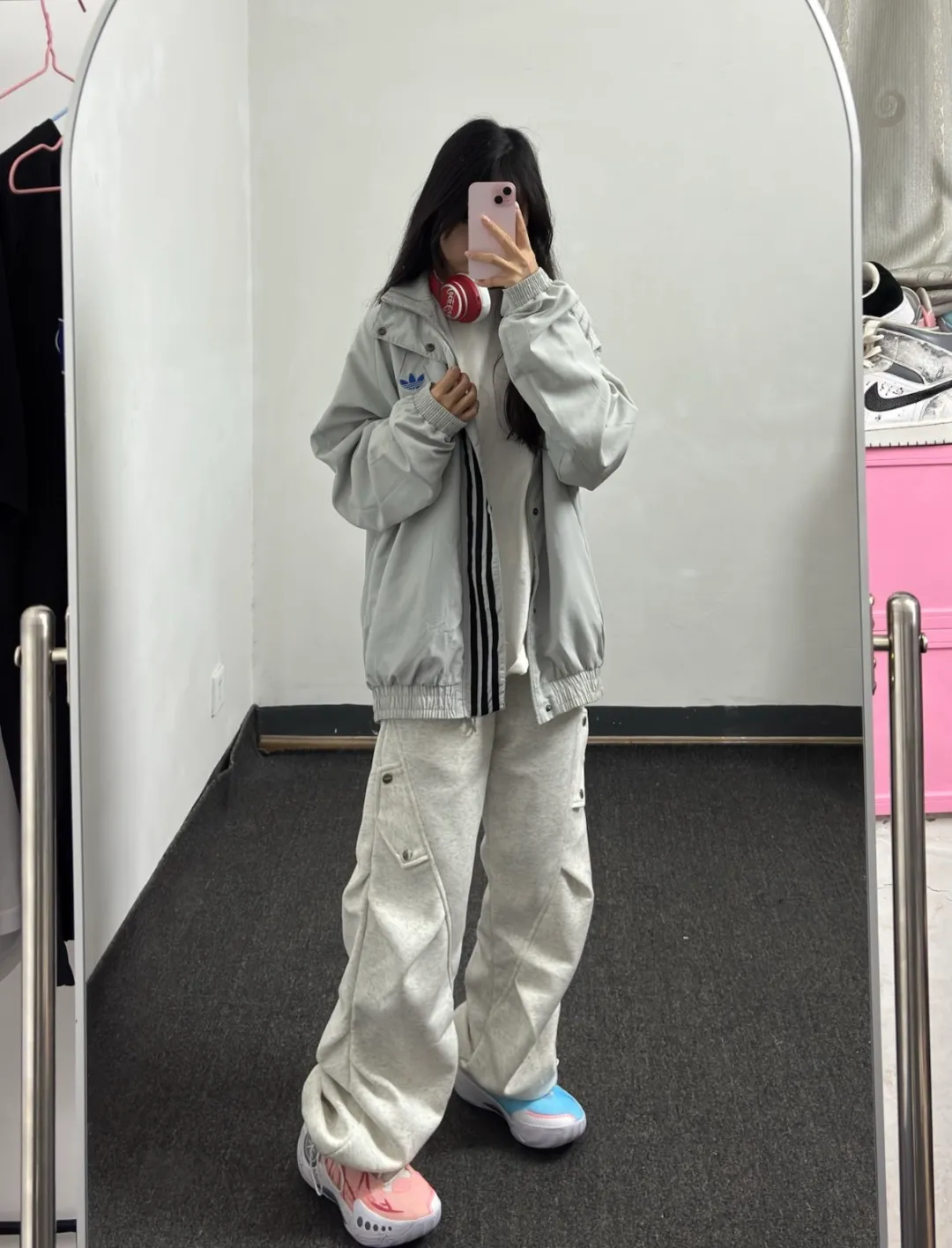 No watermark upper body renderings📝𝟭𝟬𝟴𝟲𝟯#Exclusive real shot/difference between various stolen pictures and online version on the market [𝗔𝗱𝗶𝗱𝗮𝘀Adidas Clover Stand Collar Jacket] Same Style Couple Men's and Women's Jacket! Windbreaker, loose-fit jacket, youth coat, loose-fit college style, easy to control) ✅Adidas/Adidas clover men's jacket, women's coat, loose-fit jacket, spring and summer three-stripe stand-up collar men's and women's Same Style couple's jacket, sales have been leading! ! Ningbo Shenzhou provides fabrics, one-to-one customization! ✅Adidas Classic three-stripe splicing design is used on both sides of the chest. The main Adidas Classic logo is printed on the chest. The fabric is made of micro-nano anti-UV fabric, which is light, comfortable, Breathable and easy to carry. The interior is lined with mesh cotton and the texture is very good. In fact, it can be worn in all three seasons: spring, summer and autumn! ! And don’t worry about the quality, this batch of goods is obtained through special channels, exclusively for the official website! ! Recommend with confidence, sell with confidence! A product with basically zero after-sales service! ! ❤️ins/ / Hot Sale sun protection clothing, oversize, unisex style, loose Versatile, can be worn by boys and girls, better paired with couple outfits, super Versatile, in the hot summer, paired with such a skin clothing, the upper body is comfortable and cool, while maintaining comfort and fashion sense. ✅Complete three standards! Perfect Quality! Size: 𝗦-𝗫𝗫𝗟 (loose fit) Color: Gray